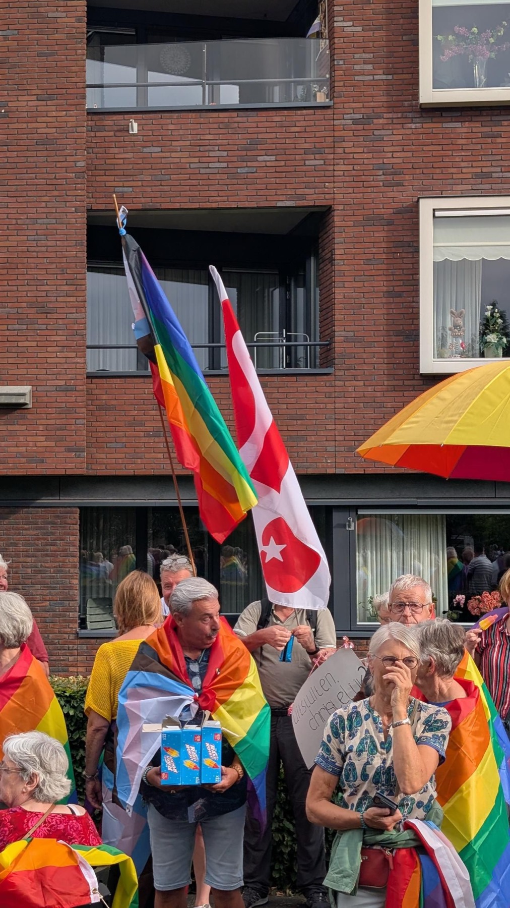 De regenboogvlag aan de gevel van het gemeentehuis van Oldebroek